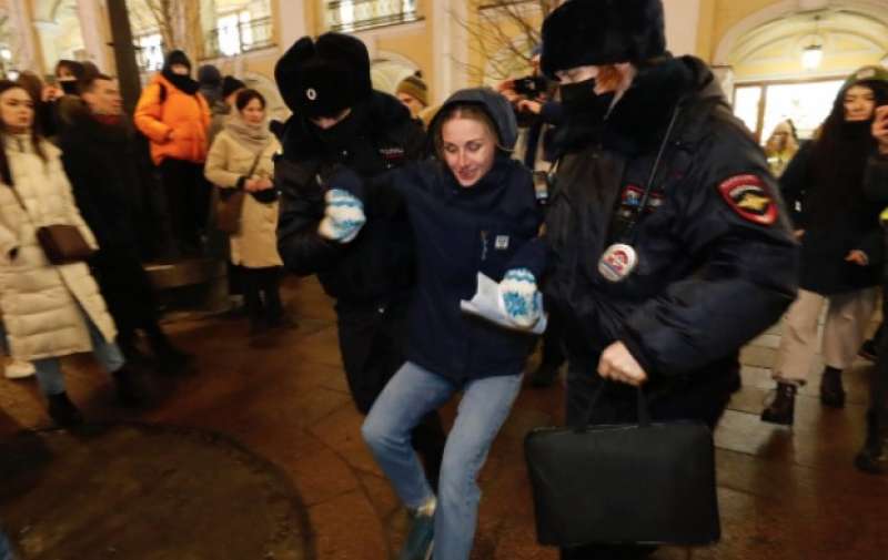 russia, arresti dei manifestanti contro la guerra 24