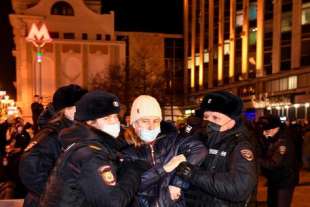 russia, arresti dei manifestanti contro la guerra 26