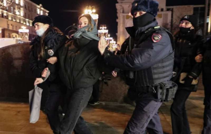 russia, arresti dei manifestanti contro la guerra 4