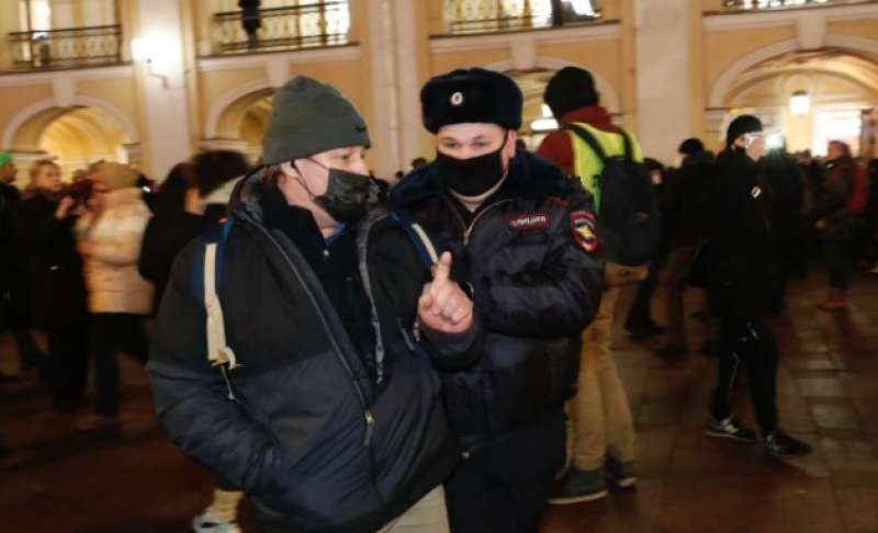russia, arresti dei manifestanti contro la guerra 5