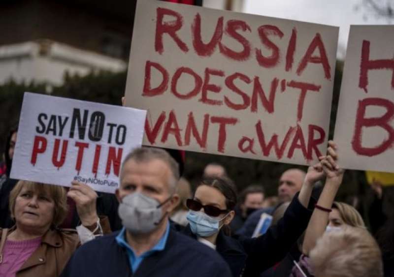 russia, arresti dei manifestanti contro la guerra 6