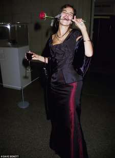 tracey emin si mette in posa giocosa con una rosa in bocca nel 1999