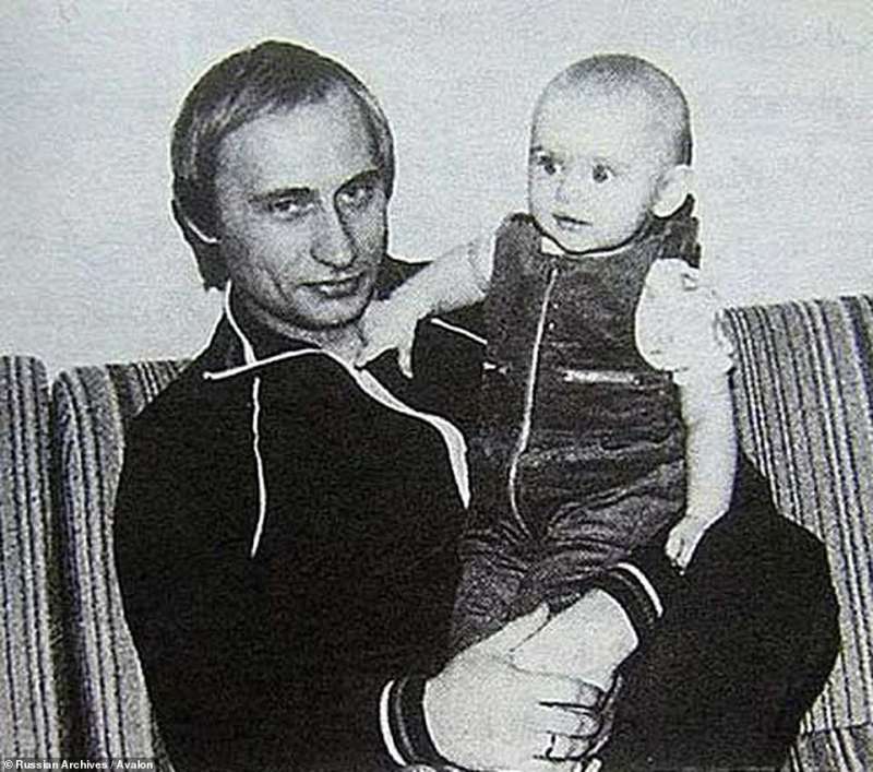 vladimir putin con la prima figlia mariya nel 1986