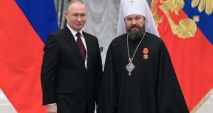 Vladimir Putin e il metropolita Hilarion insignito dell’Ordine di Nevskij