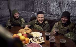 volodymyr zelensky mangia con i soldati