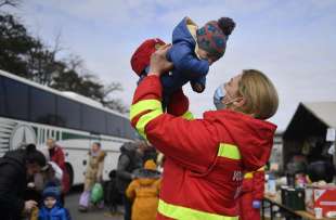 Volontario si prende cura di un bambino ucraino