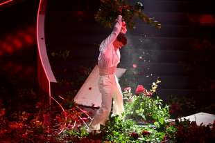blanco distrugge i fiori sul palco di sanremo
