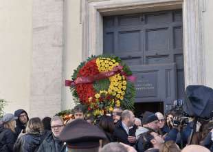funerale costanzo corona romanista foto di bacco