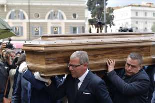 funerale costanzo l arrivo del feretro di maurizio costanzo foto di bacco