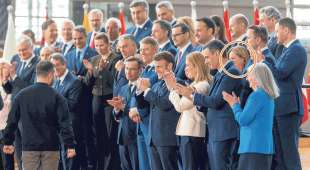 GIORGIA MELONI TRA I LEADER EUROPEI APPLAUDE ZELENSKY