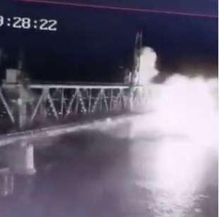ponte zatoka distrutto a odessa con droni navali