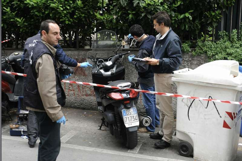 rilievi dei carabinieri dopo l attentato a roberto adinolfi genova 7 maggio 2012 2