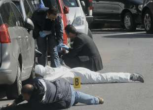 rilievi dei carabinieri dopo l attentato a roberto adinolfi genova 7 maggio 2012 1
