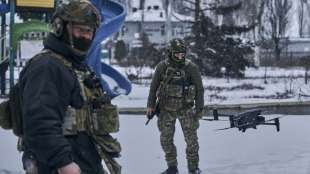 soldati ucraini con un drone