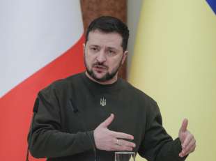 volodymyr zelensky in conferenza stampa con la meloni a kiev
