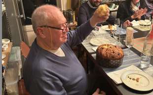 Allan Bay mangia il Panettone con le mani