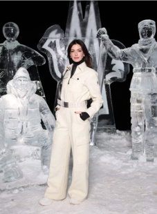 anne hathaway guest alla sfilata in alta quota moncler grenoble a st moritz