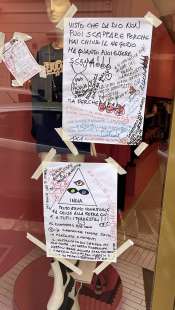 cartelli complottisti e deliranti contro chiara ferragni davanti allo store di via del babuino a roma 7