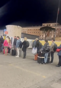 coda per l attesa dei taxi alla stazione termini di roma - video di daniela santanche