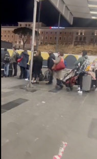 coda per l attesa dei taxi alla stazione termini di roma - video di daniela santanche