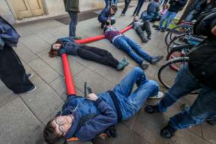 gretini protestano fuori dal pirellone a milano 4