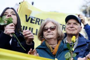 i genitori di giulio regeni e la sorella irene manifestano a roma prima dell'inizio del processo sulla morte del figlio 1