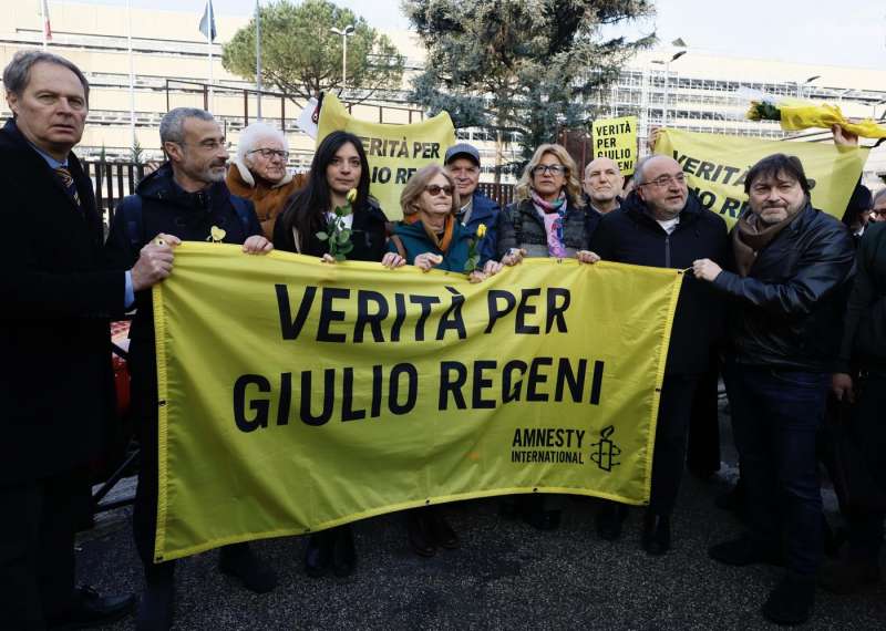 i genitori di giulio regeni e la sorella irene manifestano a roma prima dell'inizio del processo sulla morte del figlio 2