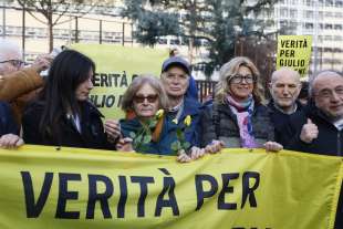 i genitori di giulio regeni e la sorella irene manifestano a roma prima dell'inizio del processo sulla morte del figlio 3