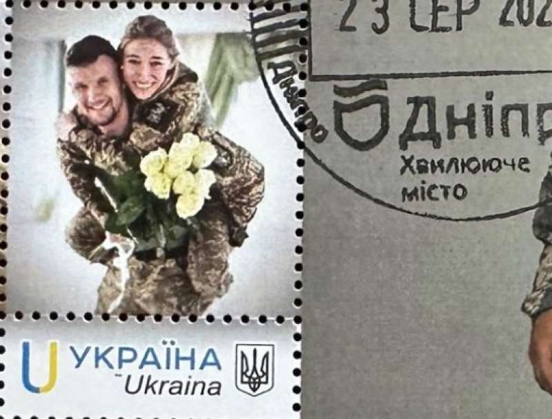 Il francobollo ucraino con Giulia Schiff e marito