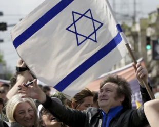 javier milei con la bandiera di israele