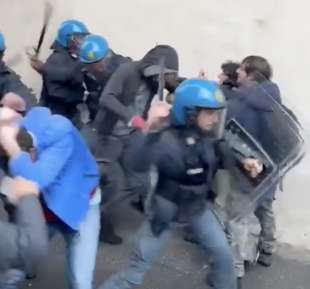 la polizia carica gli studenti durante i cortei pro palestina a pisa 2