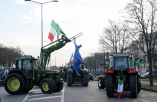 protesta degli agricoltori sui trattori a orte