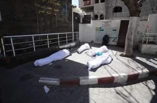 truppe israeliane sparano sui palestinesi in attesa di aiuti a gaza city 11