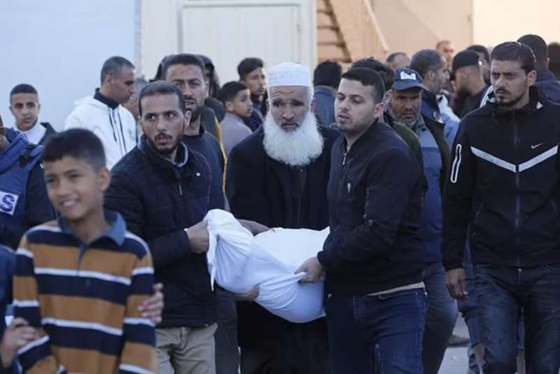 truppe israeliane sparano sui palestinesi in attesa di aiuti a gaza city 17