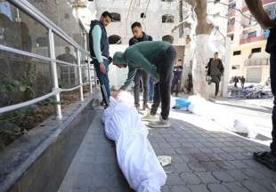 truppe israeliane sparano sui palestinesi in attesa di aiuti a gaza city 5