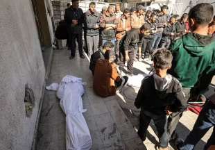 truppe israeliane sparano sui palestinesi in attesa di aiuti a gaza city 9