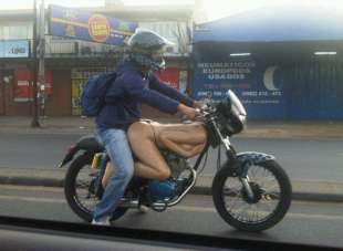 uomo cavalca la sua moto