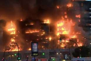 valencia incendio distrugge un palazzo di 14 piani 1
