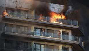 valencia incendio distrugge un palazzo di 14 piani 2