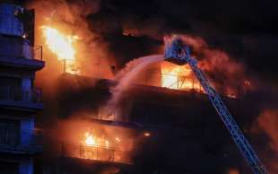 valencia incendio distrugge un palazzo di 14 piani 3