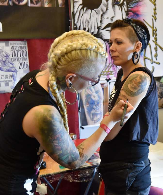 tatuatrice con le treccine (2)