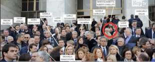Casellati protesta davanti al tribunale di MIlano a favore di Berlusconi