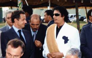 Moftah Missouri con Sarkozy e Gheddafi