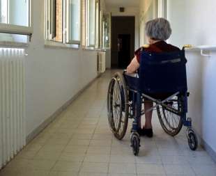 donna anziana in casa di riposo