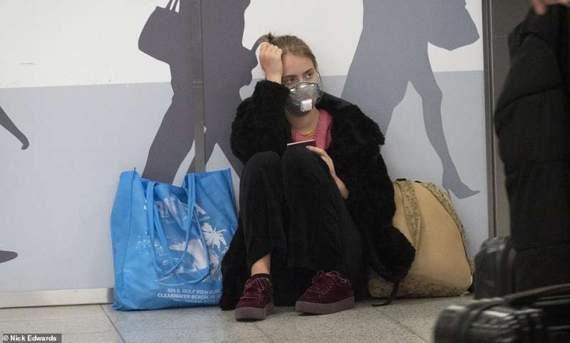 coronavirus, passeggeri negli aeroporti inglesi 4