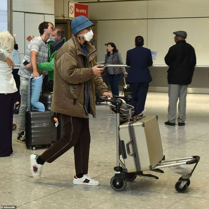 coronavirus, passeggeri negli aeroporti inglesi 5
