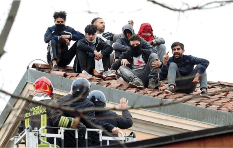 detenuti sul tetto a san vittore