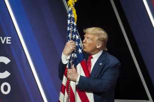 Donald Trump al CPAC 2020 abbraccia la bandiera Usa