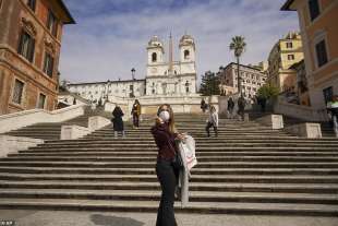 emergenza coronavirus turista a piazza di spagna a roma