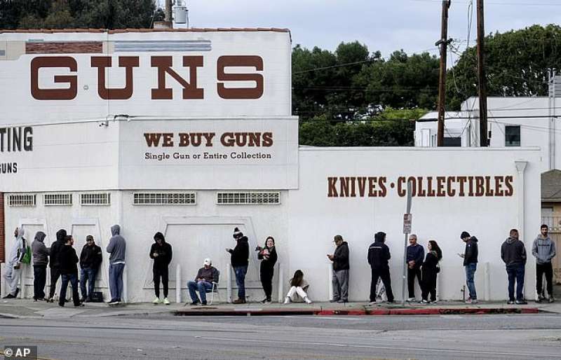 fila in un negozio di armi in california